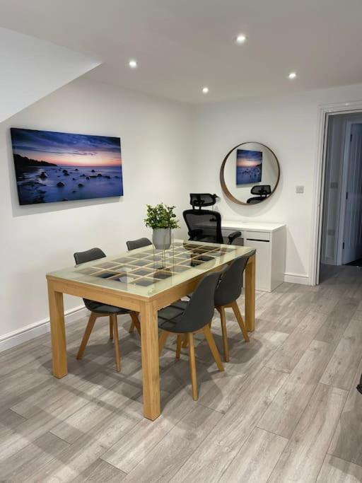 Maisy Lodge - Two Bed Lux Flat - Parking, Netflix, Wifi - Close To Blenheim Palace & Oxford - F2 Kidlington Esterno foto