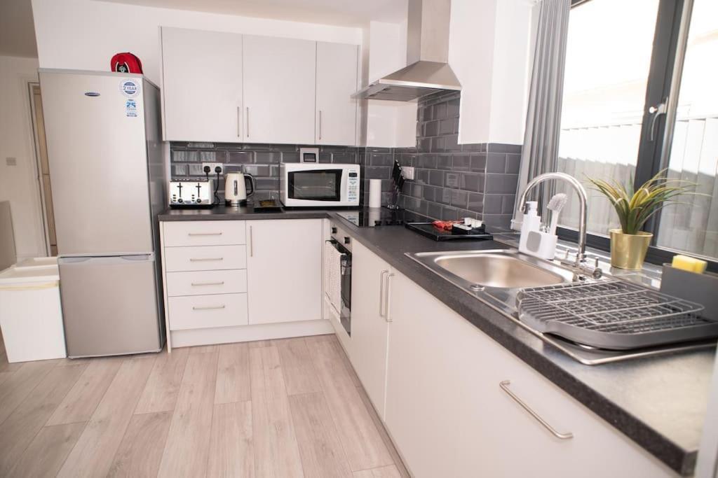 Maisy Lodge - Two Bed Lux Flat - Parking, Netflix, Wifi - Close To Blenheim Palace & Oxford - F2 Kidlington Esterno foto