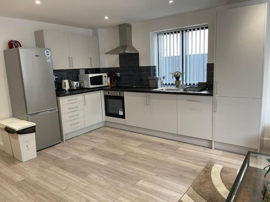 Maisy Lodge - Two Bed Lux Flat - Parking, Netflix, Wifi - Close To Blenheim Palace & Oxford - F2 Kidlington Esterno foto