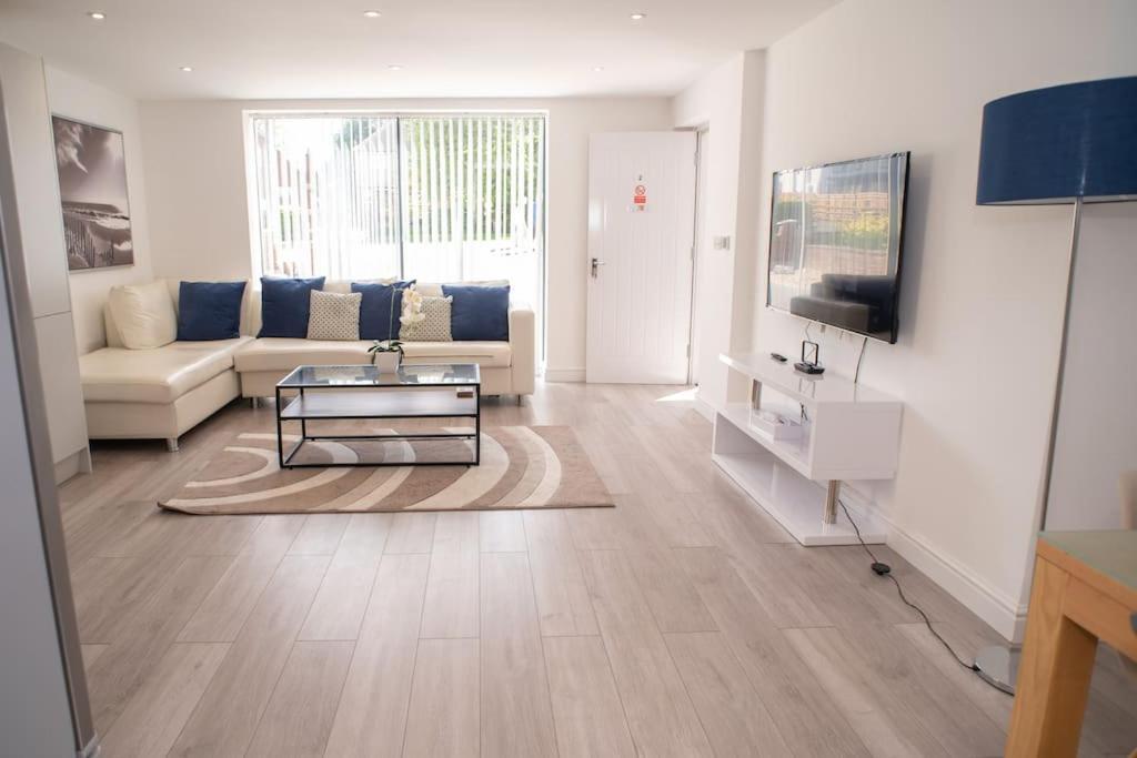 Maisy Lodge - Two Bed Lux Flat - Parking, Netflix, Wifi - Close To Blenheim Palace & Oxford - F2 Kidlington Esterno foto
