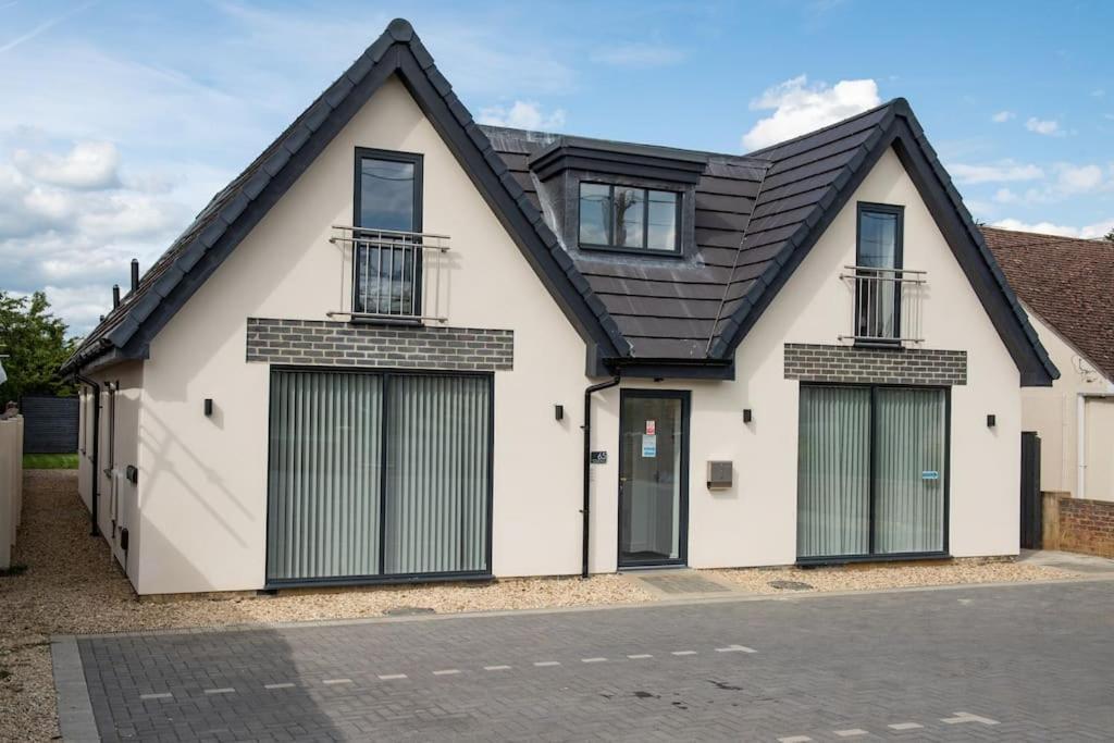 Maisy Lodge - Two Bed Lux Flat - Parking, Netflix, Wifi - Close To Blenheim Palace & Oxford - F2 Kidlington Esterno foto